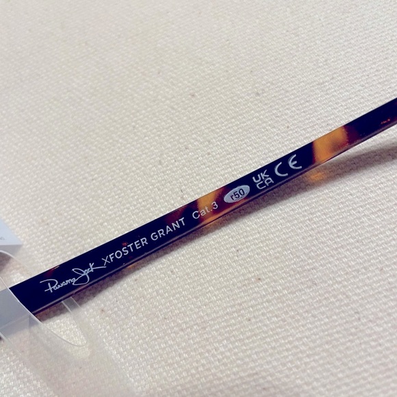 Foster Grant Women's mirrored Classic Fashion Sunglasses - Picture 6 of 7